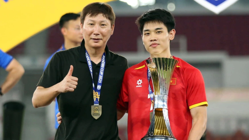 Cầu thủ Nguyễn Đình Bắc cùng HLV Kim Sang-sik